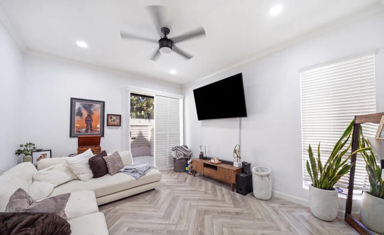 Windsor Village 행콕파크 콘도 85만불 
						윈져 빌리지 행콕파크 콘도 2배드 2배쓰 1210sf  85만 
						콘도  Los Angeles CA's preview 1