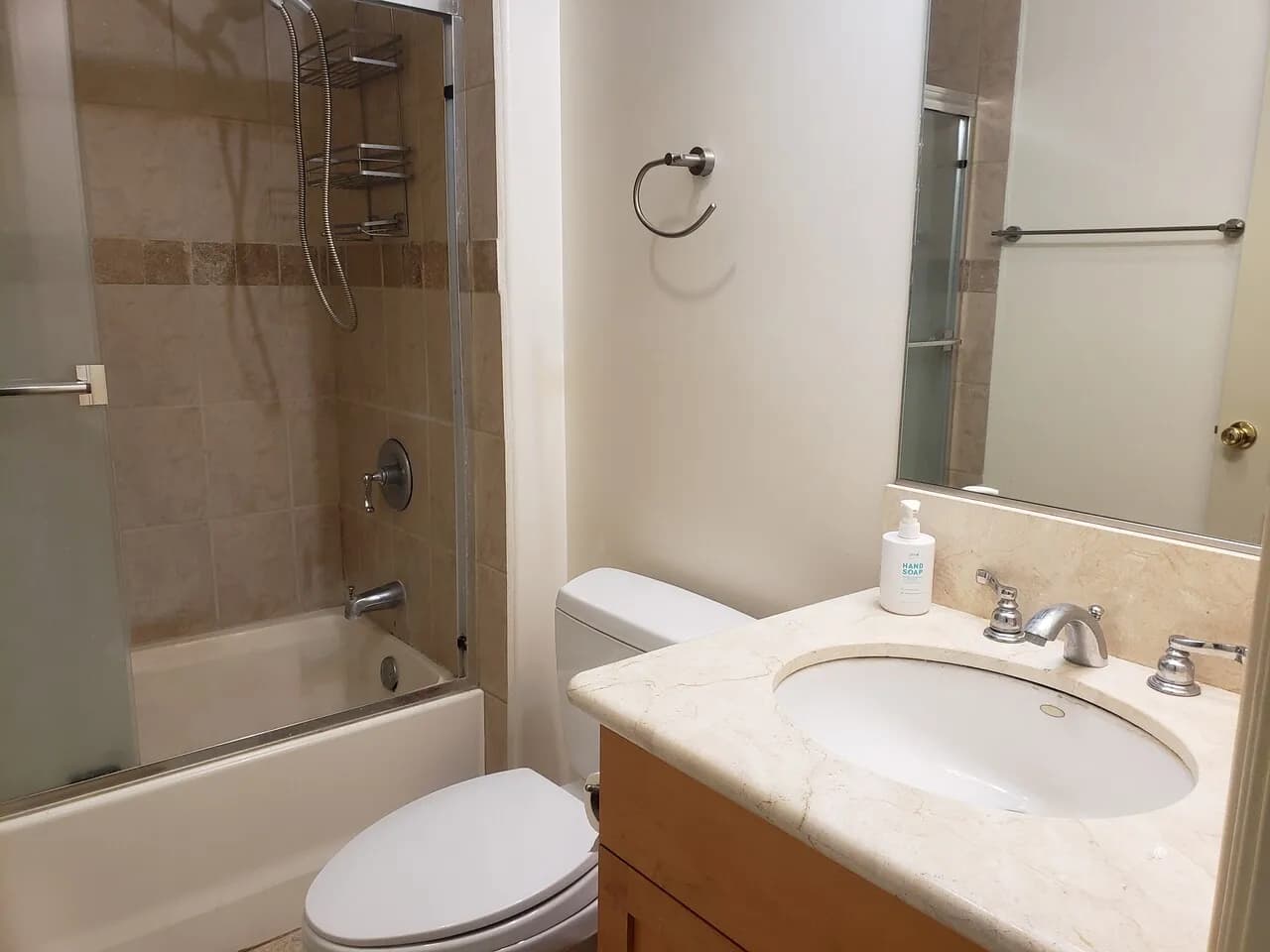 CONDO PANTHOUSE 에 딸 린 one bed 900
					룸메이트
					Los Angeles's preview 3