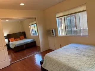 1베드 1베쓰 조용, 안전동네. 단층 3유닛 하우스
					1 Bed
					Los Angeles's preview 3