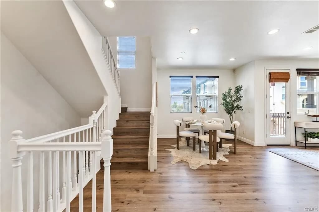 [위티어] 2007년생 게이트단지 최고학군지역 리모델링 넓은 타운홈
						1680SQFT, 코너집, main floor에 방, FHA승인, 라미라다인근
						타운하우스  Whittier CA's preview 2