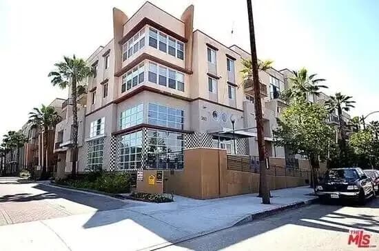 Price Reduced! 다운타운 근처 복층 콘도 렌트합니다
					2 Bed
					Los Angeles