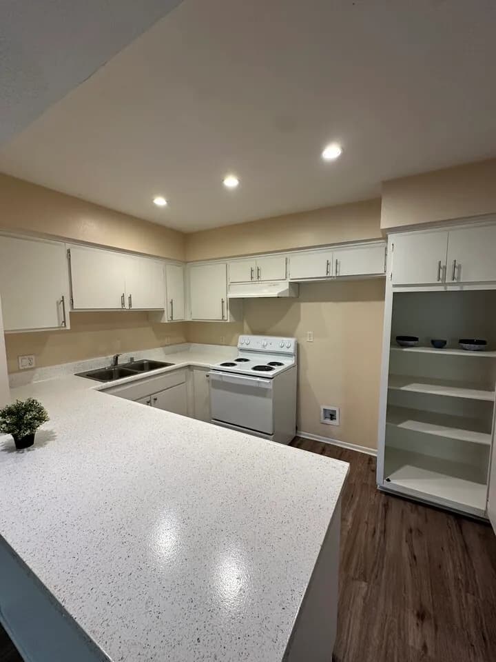 YOUR NEW HOME IS READY.  BRIGHT & COZYSPECIAL
					아파트
					Buena Park's preview 1