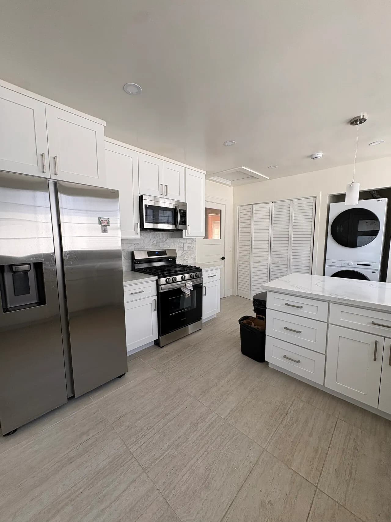 ???? 한인타운 북쪽 방1 + 쉐어 하우스— 2층 룸 렌트 $1,000
					룸메이트
					Los Angeles