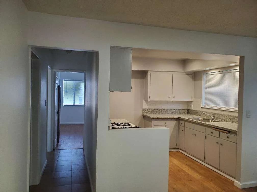 2bed 1bath 1parking
					하우스
					Los Angeles