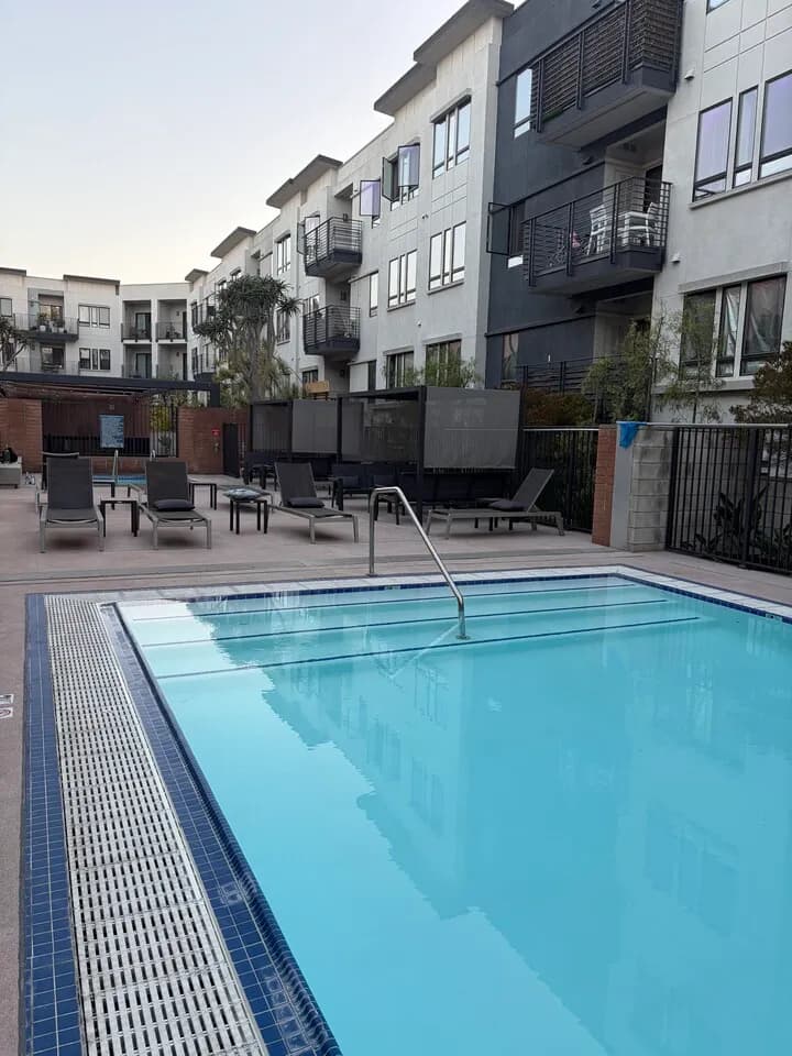 마스터베드룸 2B2B apt Miracle Mile
					룸메이트
					Los Angeles