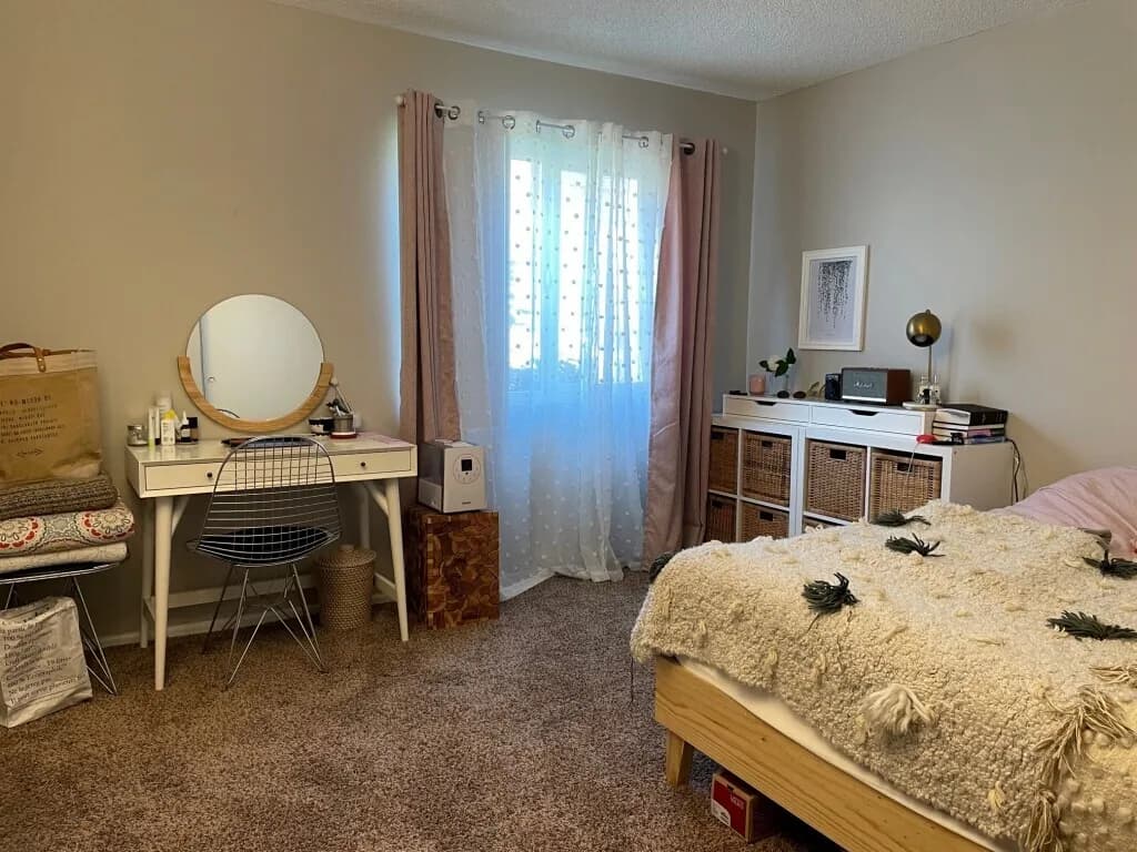 2bed 2 bath 2 parking Share (직장인 여성)
					룸메이트
					Pico Rivera (다우니 북쪽)