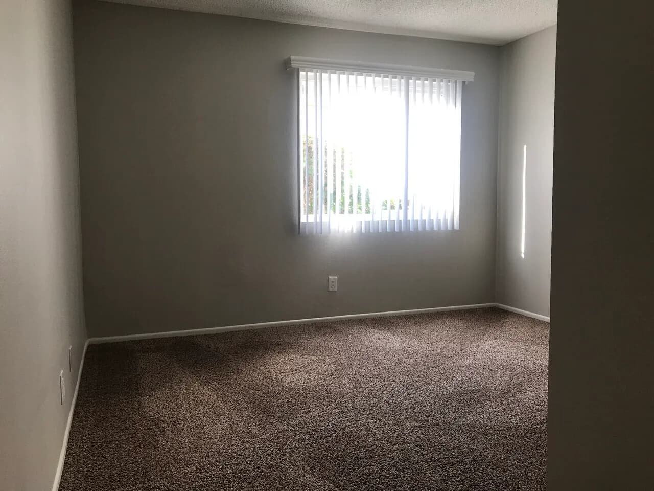 2bed 2 bath 2 parking Share (직장인 여성)
					룸메이트
					Pico Rivera (다우니 북쪽)'s preview 1