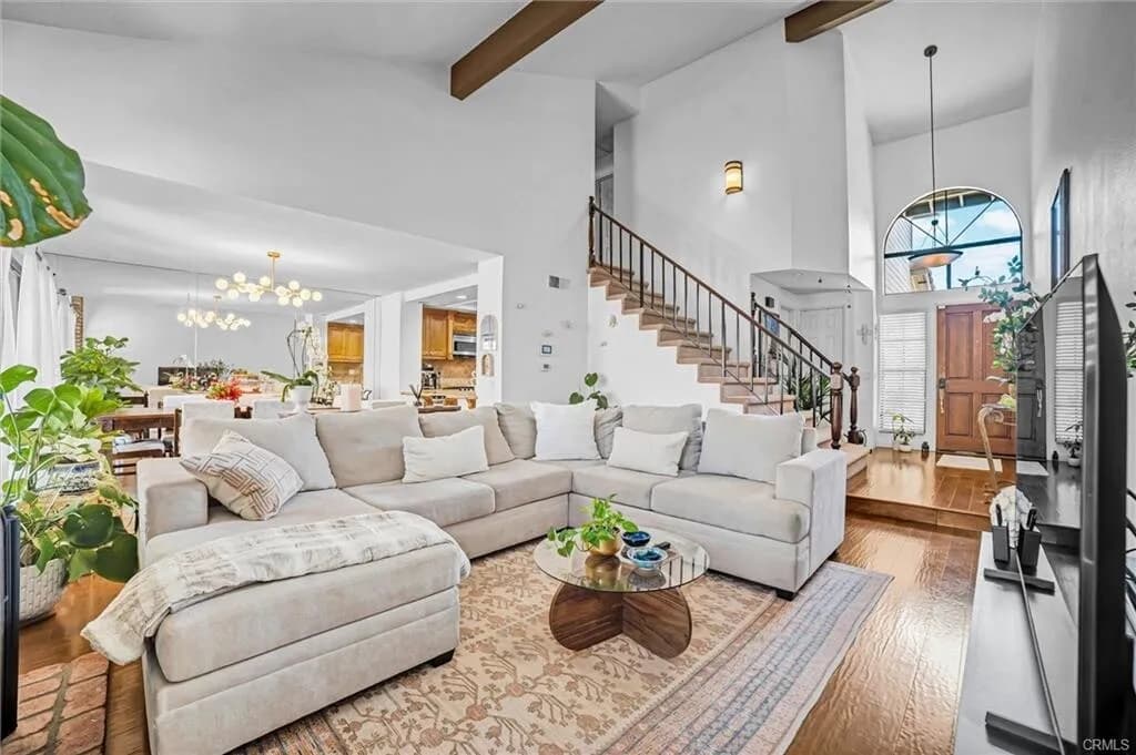 [세리토스] 게이트 리조트단지 리모델링 하이실링 넓은 타운홈
						1590 SQFT, 하이실링, 넓은 뒷마당, ABC 학군
						타운하우스  Cerritos CA's preview 1