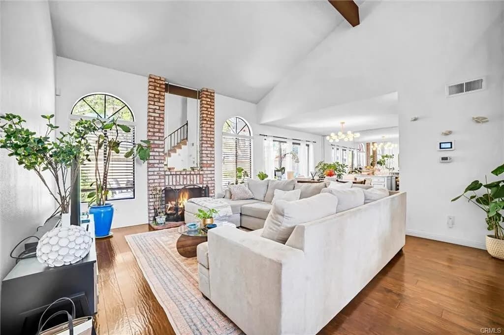 [세리토스] 게이트 리조트단지 리모델링 하이실링 넓은 타운홈
						1590 SQFT, 하이실링, 넓은 뒷마당, ABC 학군
						타운하우스  Cerritos CA's preview 2