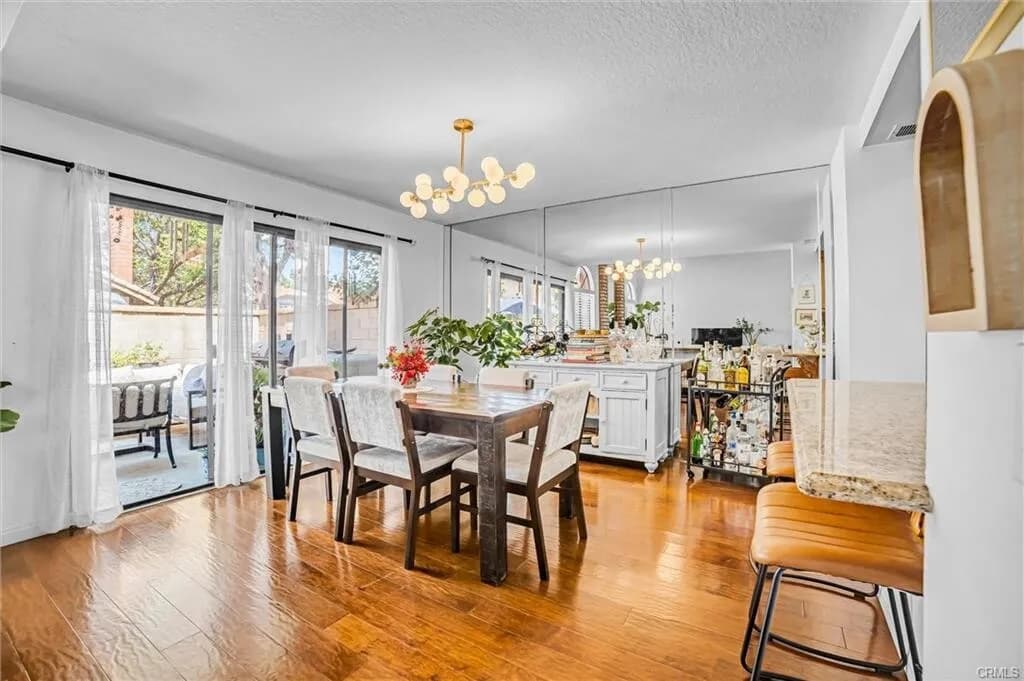 [세리토스] 게이트 리조트단지 리모델링 하이실링 넓은 타운홈
						1590 SQFT, 하이실링, 넓은 뒷마당, ABC 학군
						타운하우스  Cerritos CA's preview 3