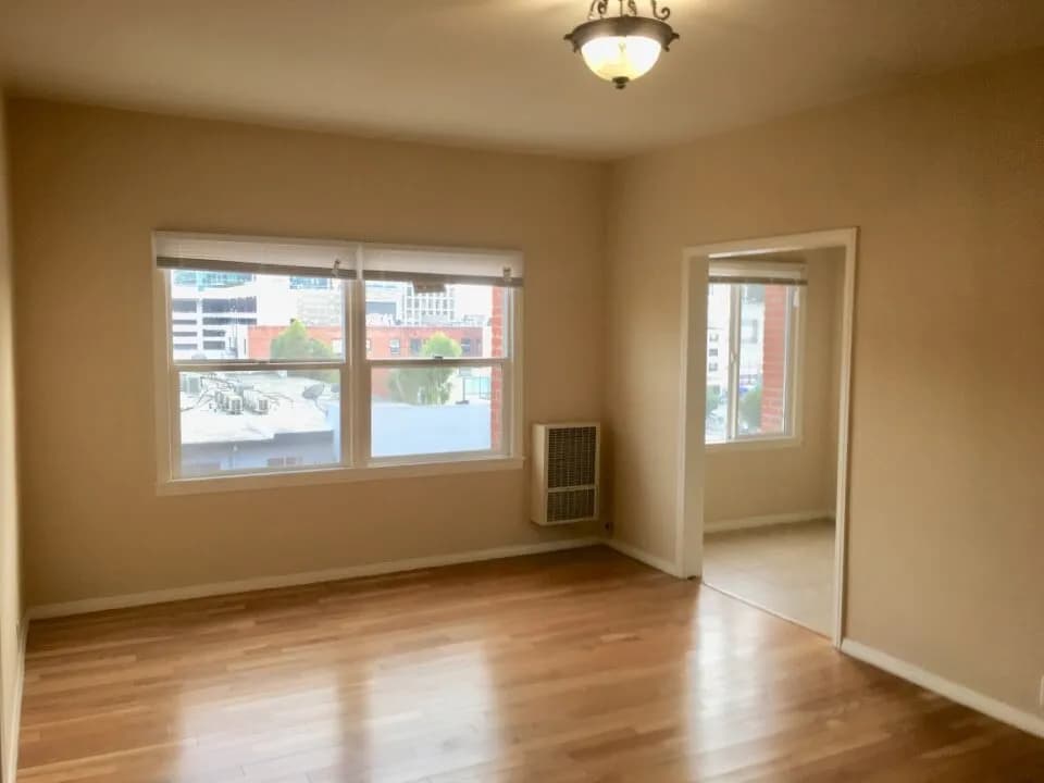 한인타운 중심 넓고 위치 좋은 Studio apt
					아파트
					Los Angeles