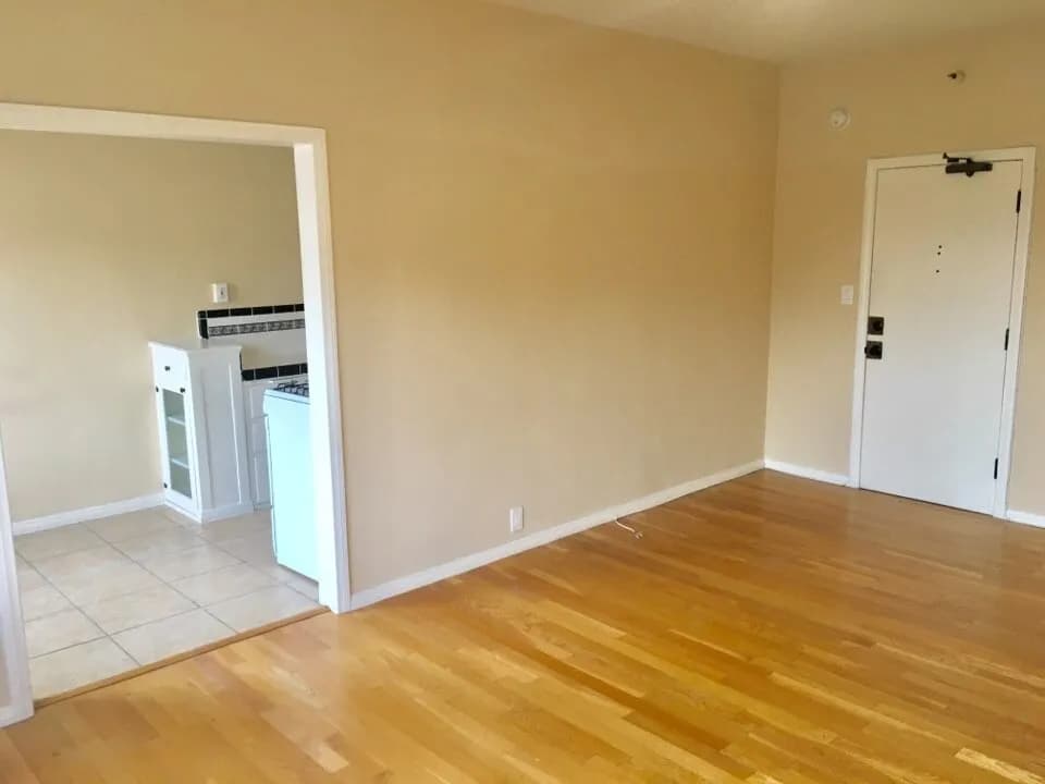 한인타운 중심 넓고 위치 좋은 Studio apt
					아파트
					Los Angeles's preview 1