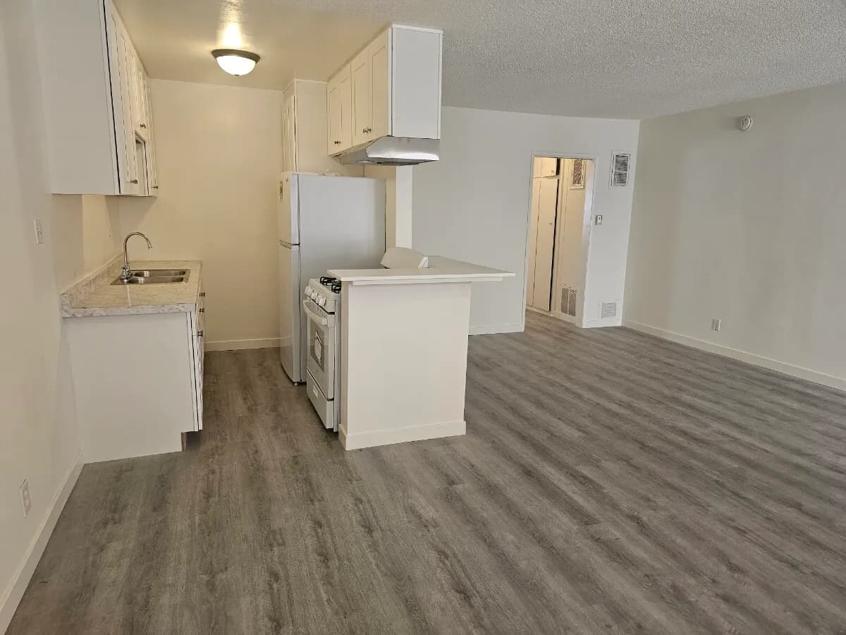 421 S. Manhattan Pl 1bed 1bath
					아파트
					Los Angeles