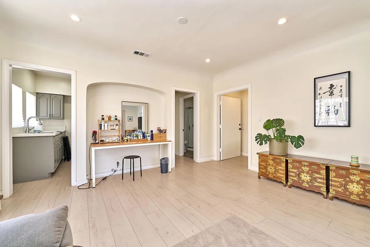엘에이 한인타운 / 3 BED + 2 BATH
					3 Bed
					Los Angeles's preview 2
