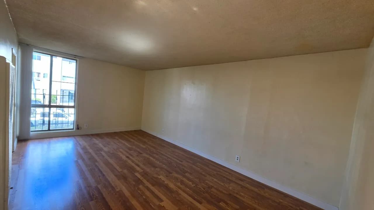 Single+parking(gate) $1350
					Studio
					Los Angeles
