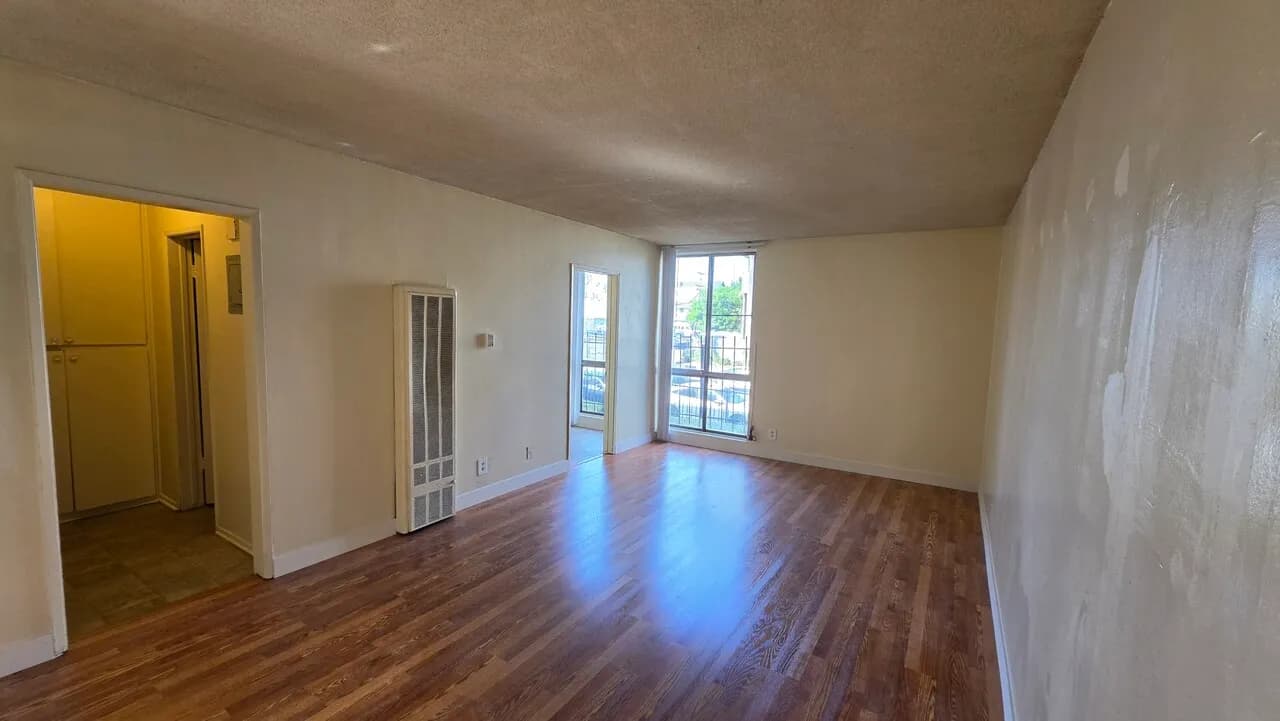 Single+parking(gate) $1350 한타
					Studio
					Los Angeles's preview 1