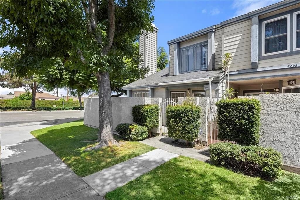 [다우니] 게이트단지 하이실링 리모델링 방3개 넓은 타운홈
						1625 SQFT, 코너집, 페리오, DTLA 15 mi
						타운하우스  Downey CA's preview 0