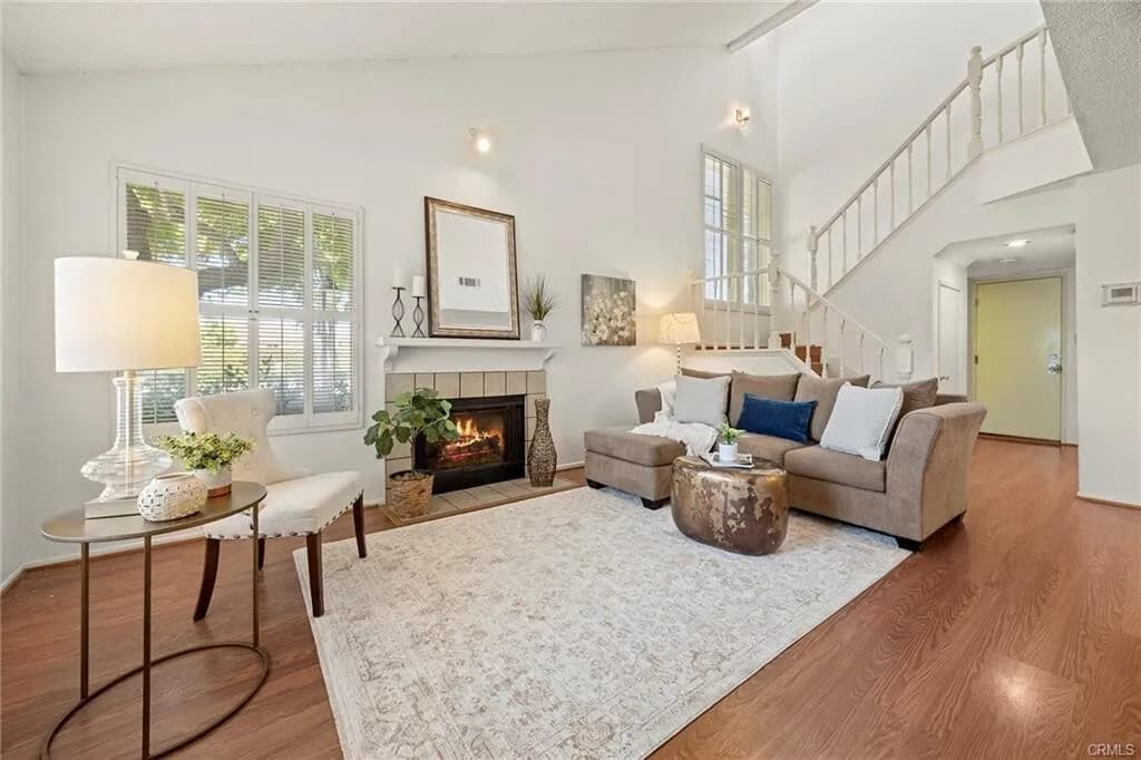 [다우니] 게이트단지 하이실링 리모델링 방3개 넓은 타운홈
						1625 SQFT, 코너집, 페리오, DTLA 15 mi
						타운하우스  Downey CA's preview 1