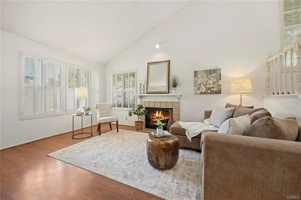 [다우니] 게이트단지 하이실링 리모델링 방3개 넓은 타운홈
						1625 SQFT, 코너집, 페리오, DTLA 15 mi
						타운하우스  Downey CA's preview 2
