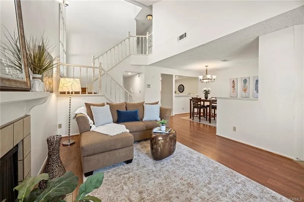 [다우니] 게이트단지 하이실링 리모델링 방3개 넓은 타운홈
						1625 SQFT, 코너집, 페리오, DTLA 15 mi
						타운하우스  Downey CA's preview 3