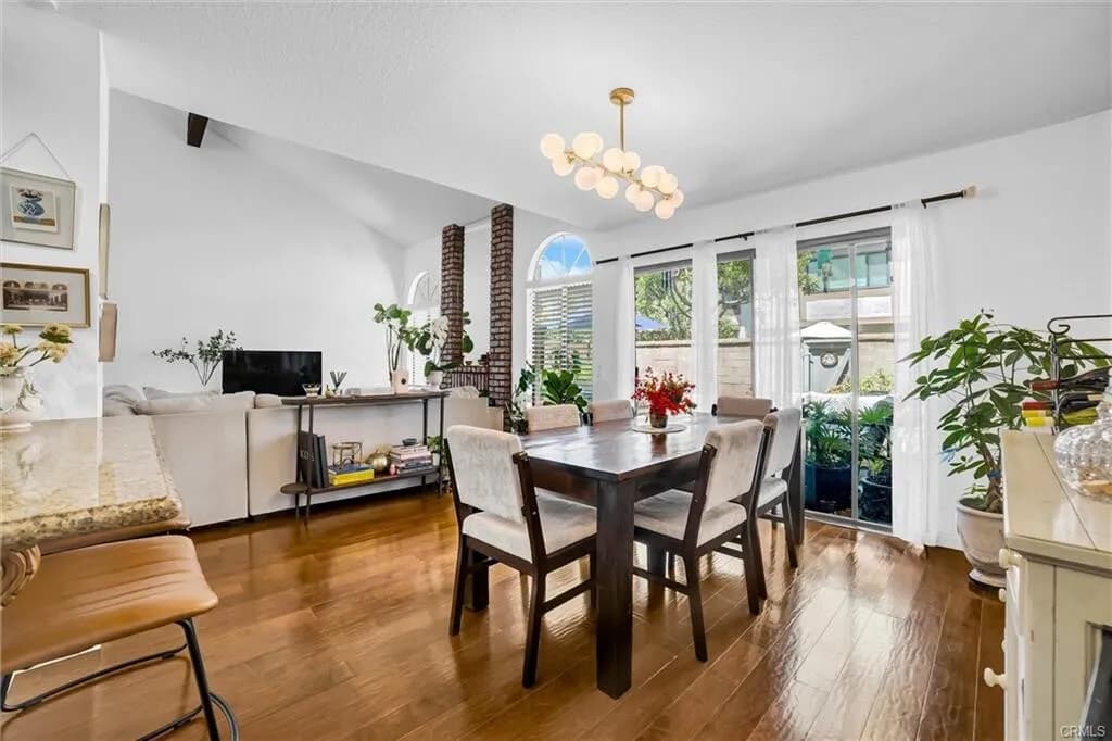 [세리토스] 게이트 리조트단지 리모델링 하이실링 넓은 타운홈
						1590 SQFT, 하이실링, 넓은 뒷마당, ABC 학군
						타운하우스  Cerritos CA's preview 3