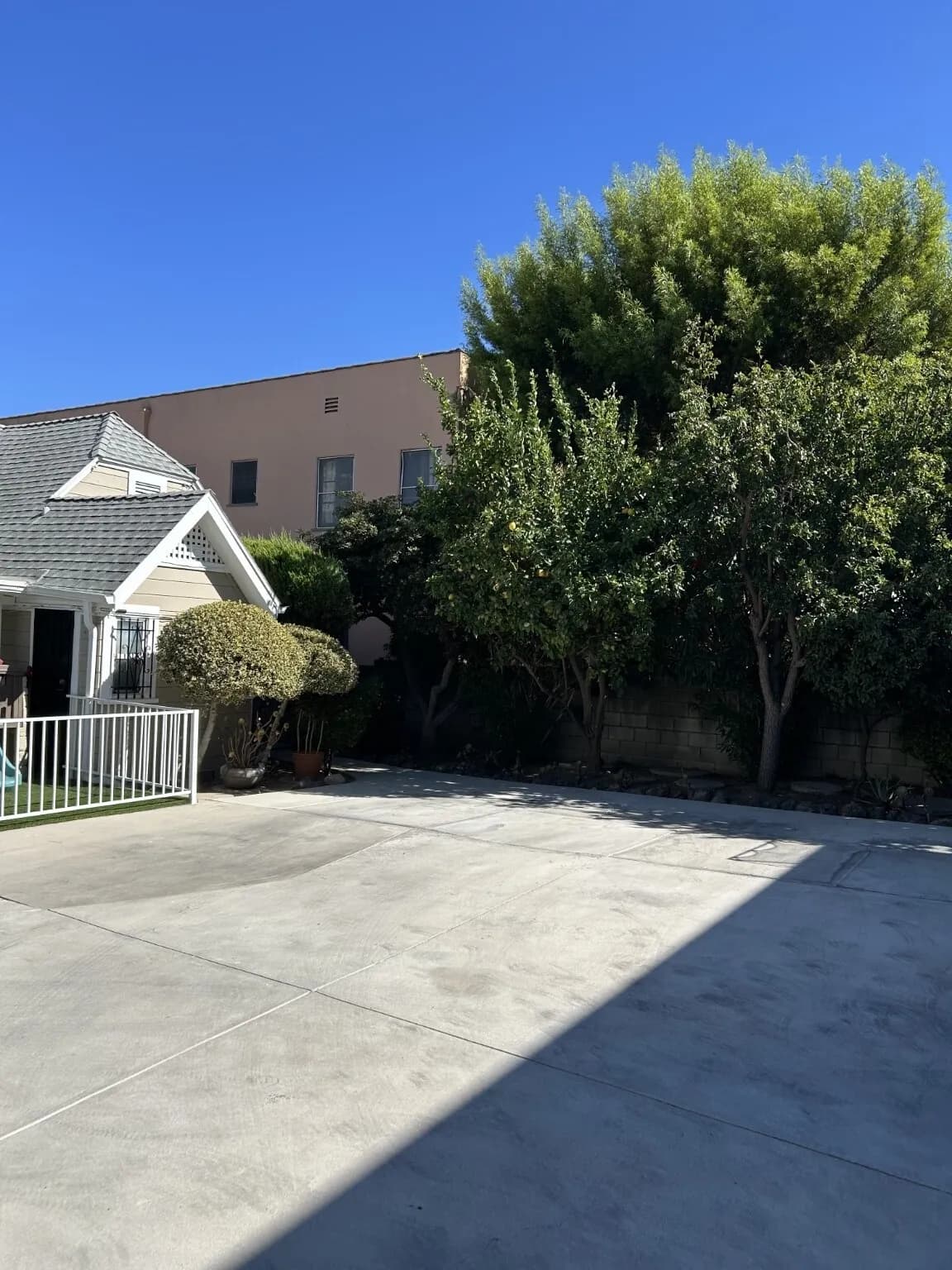 좋은 동네 뒷체 렌트합니다
						Remodeled, 세탁기, 주차장, 
						렌트  Los Angeles CA's preview 1