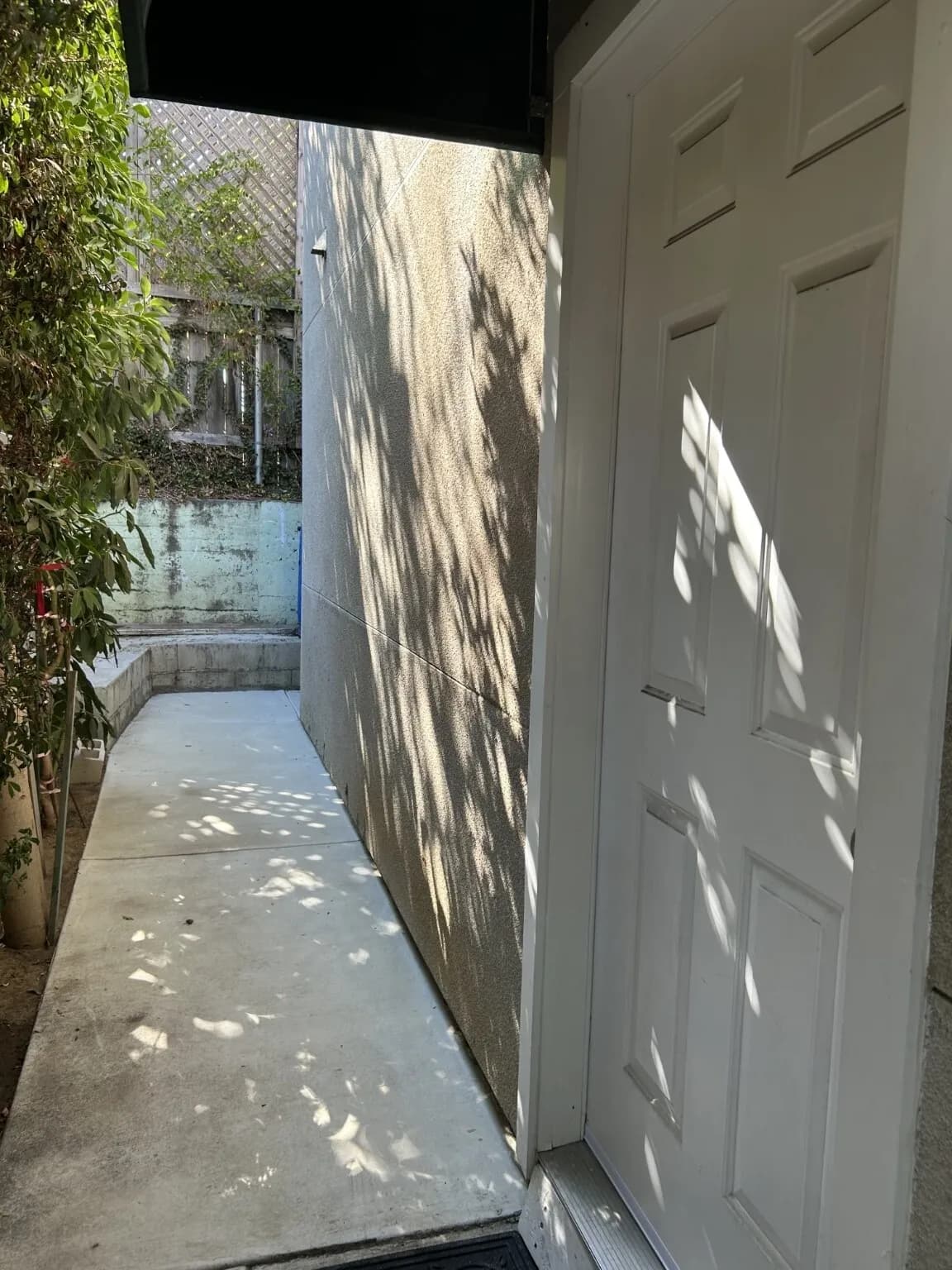 좋은 동네 뒷체 렌트합니다
						Remodeled, 세탁기, 주차장, 
						렌트  Los Angeles CA's preview 2