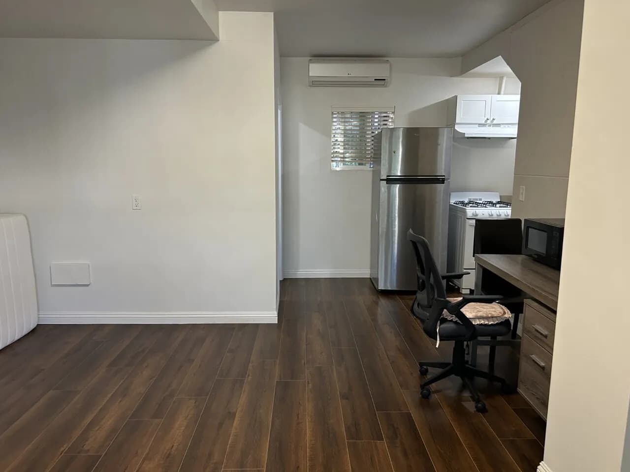 좋은 동네 뒷체 렌트합니다
						Remodeled, 세탁기, 주차장, 
						렌트  Los Angeles CA's preview 3