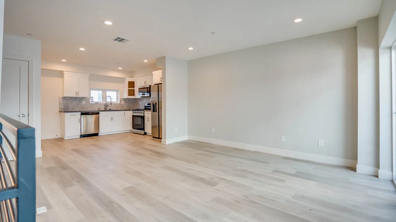[한타 / LARCHMONT]2022년 NEW 4-UNIT 타운하우스 아파트
						전체 OCCUPIED - HIGH RENT 좋은 테넌트 - 주인 비용 LOW - 좋은 동네 - SEPARATELY METERED

						인컴유닛's preview 1