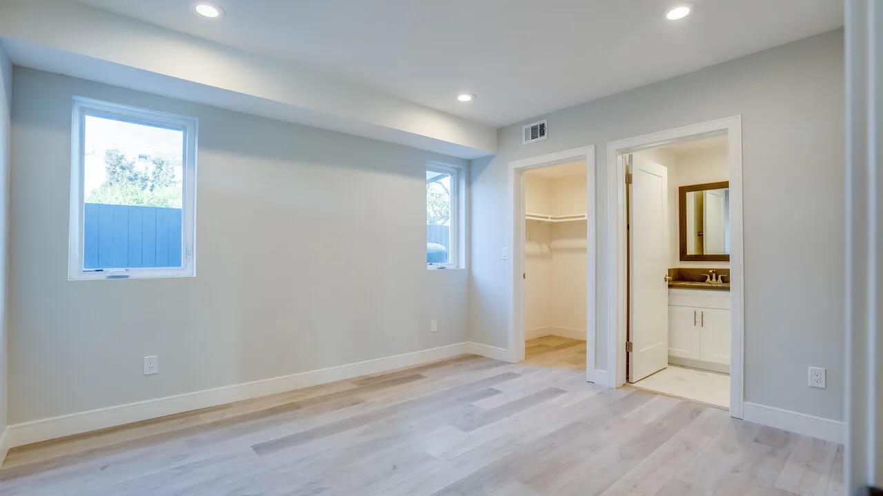[한타 / LARCHMONT]2022년 NEW 4-UNIT 타운하우스 아파트
						전체 OCCUPIED - HIGH RENT 좋은 테넌트 - 주인 비용 LOW - 좋은 동네 - SEPARATELY METERED

						인컴유닛's preview 2