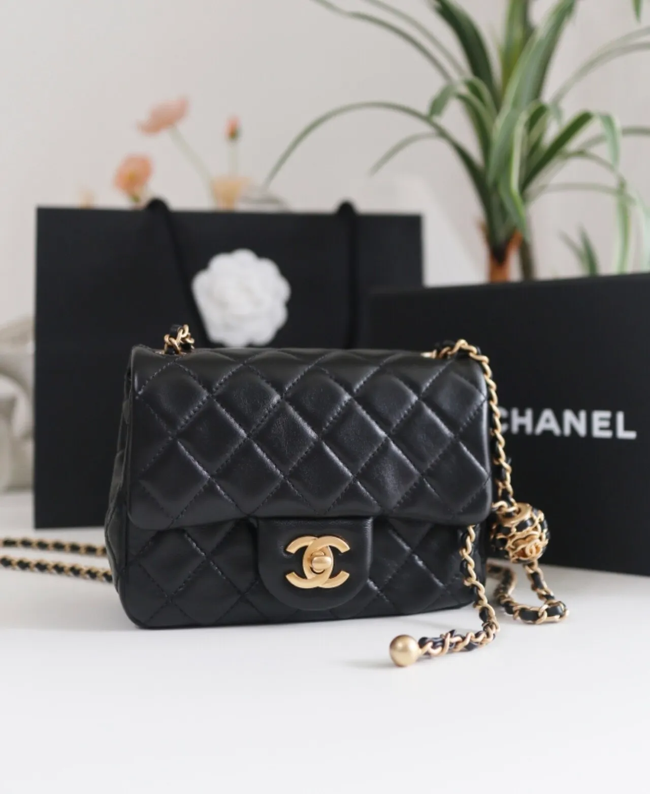 New 정품 샤넬 골드볼 쁘띠삭 펄크러쉬 미니 플랩백 새상품 정품 영수증 박스 더스트백 다 있습니다. 체인 스트랩에 길이 조절이 가능한 작은 골드 볼 디테일이 특징입니다. 샤넬 미니 펄크러쉬 구하기 매우 힘든제품입니다 이 가방은 끈 길이를 조절할 수 있는 금볼(Pearl Crush)이 달려 있어서, 일반 미니백보다 훨씬 비싸고 인기가 많습니다 진지하게 구매하실분만 연락주세요 310-70six-569six 한국계좌 거래도 좋아요
의류/패션
Los Angeles