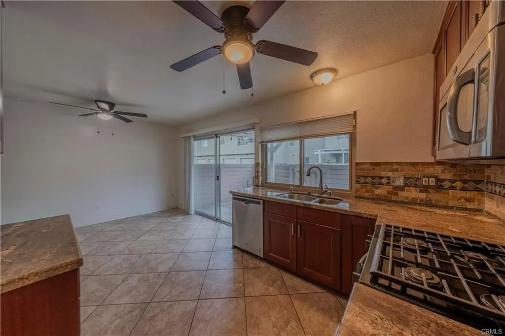 에나하임 최고학군 Placentia-Yorba Linda Unified!! 3베드 타운홈!
						매우 밝고, 마루바닥, 리모델링 부엌& 화장실, 벽난로, recessed lighting, 바비큐할수있는 넓은 페리오.
						타운하우스  Anaheim CA's preview 2