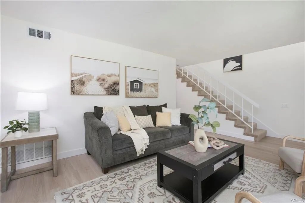 $725,000 브레아 최고지역!! 1,302 SqFt 넓은 3베드 타운홈!!
매우 밝고, 높은천장, 화강암 카운터탑 부엌, 마루바닥, 2중창문, 벽난로, 넓은 화장실, 바비큐할수있는 페리오.
타운하우스 Brea CA's preview 2