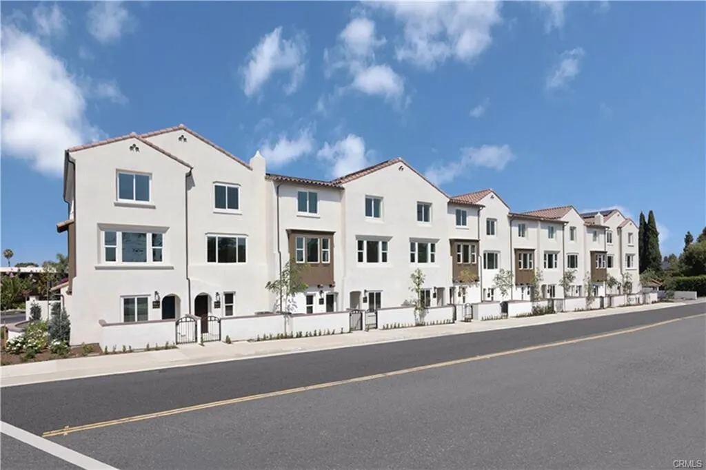 2026년생!! Downey 게이트 단지내 1,496 SqFt 고급 3베드 타운홈
매우밝고, 높은천장, quartz 카운터탑 부엌, 절전형 water heater, recessed lighting, 발코니.
타운하우스 Downey CA's preview 0