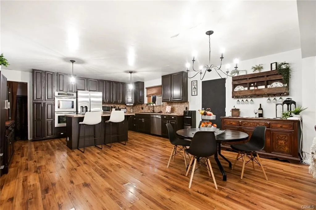 $800,000 위티어!! 1,766 SqFt 3베드 단층 단독주택!!
매우 밝고, 높은천장, 화강암 카운터탑 부엌, recessed lighting, 리모델링 화장실, 벽난로, 수영장, 관리 편리한 넓은 뒷마당 넓은 8,021 SqFt 땅.
주택 Whittier CA's preview 3