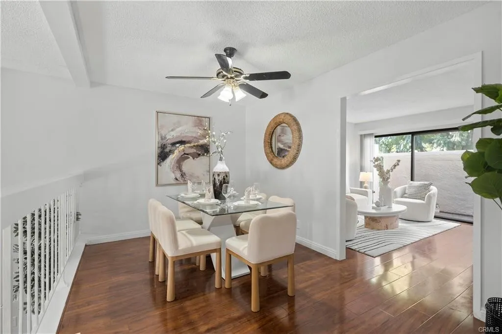 $725,000 리모델링 플러튼 1,652 SqFt 3베드 타운홈
매우 밝고, 12-foot 높은천장, Quartz 카운터탑 부엌, Recessed Lighting, 2중창문, 마루바닥, 벽난로, 발코니, 바비큐할수있는 넓은 페리오.
타운하우스 Fullerton CA's preview 3