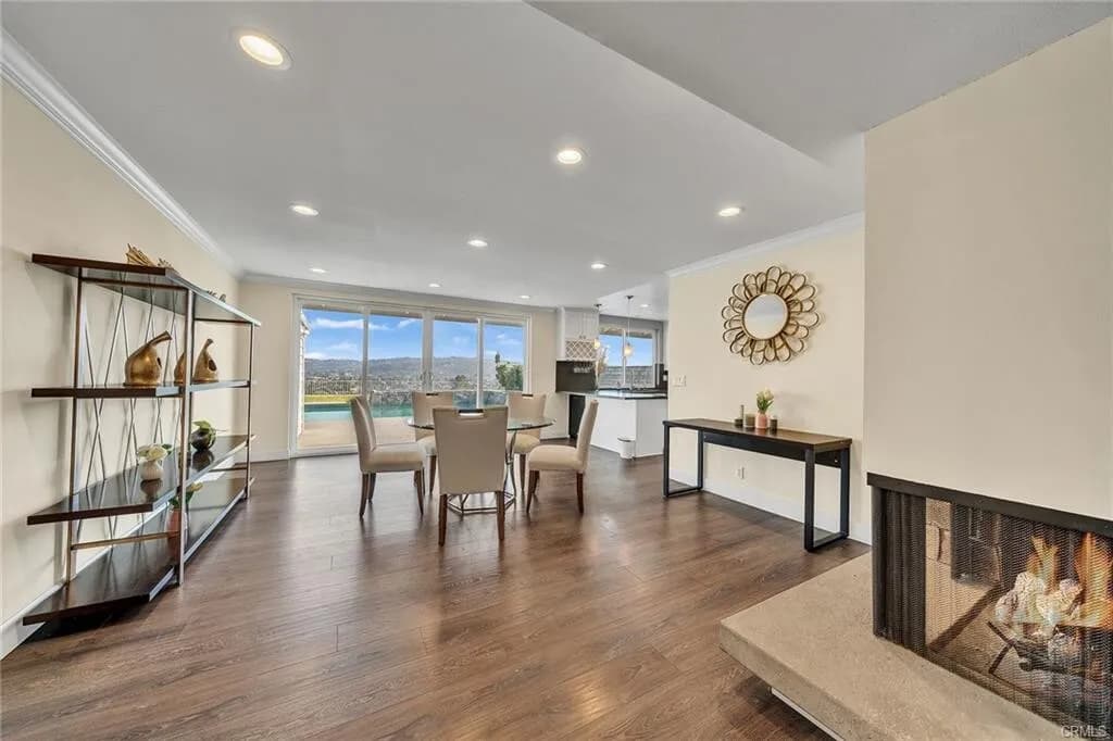 뷰!!뷰!!뷰!! 라하브라 최고위치!! 16,800 SqFt 넓은 Lot!! 단층 단독주택
매우 밝고, 높은천장, Quartz 카운터탑 리모델링 부엌, 2중 창문, 벽난로, 새 페인트, 리모델링 화장실, 마루바닥, 멋진 뷰가 있는 넓은 뒷마당.
주택 La Habra CA's preview 3